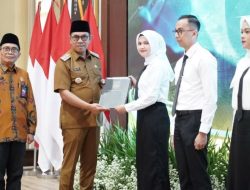 Serahkan SK, Wali Kota Batu Ajak CPNS dan PPPK untuk Mengabdi Bangun Batu