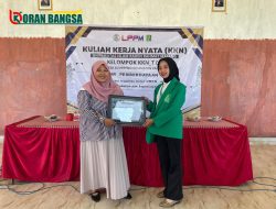 Ketua Pelaksana Seminar Seminar Pemberdayaan UMKM, Laura Aki T yang sekaligus mewakili Mahasiswa KKN-T UNIRA Menyerahkan Piagam kepada Narasumber seminar, Ririn Saputri, S.Pd