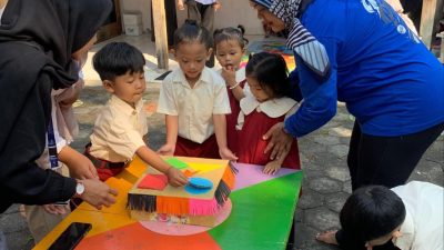 Mahasiswa KKN UNIRA Ajak Siswa PAUD Desa Senggreng Bermain Sambil Belajar, Asah Sensorik dan Motorik dengan Ceria!