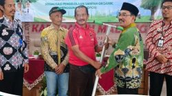 Tegaskan Aksi Nyata Peduli Lingkungan, Abah Satar Distribusikan Alat Biopori ke Pengelola Sampah