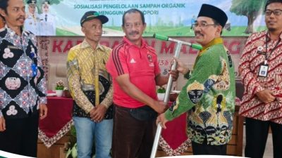 Penyerahan alat penbuat biopori secara smbolik oleh Ketua Fraksi PKB DPRD Kabupaten Malang, H. Abdulloh Satar, M.M kepada Pengelola sampah