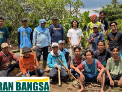 Mahasiswa KKN-T Universitas Islam Raden Rahmat Malang Kelompok 15 Gotong Royong Bangun Akses Jalan Makam