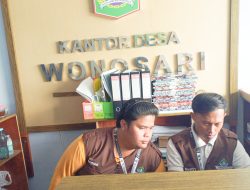Mahasiswa KKN STIT Ibnu Sina Bantu Pengadministrasian di Kantor Desa Wonosari