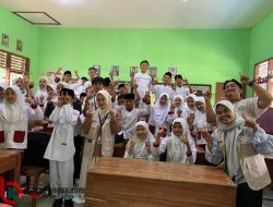 Mahasiswa KKN-T UNIRA Edukasi Bahaya Penggunaan Gadget pada Siswa SDN 4 Toyomarto