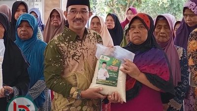 Aksi Nyata Wakil Rakyat, Abah Satar Bagikan 2 Ton Beras untuk Warga Pakis