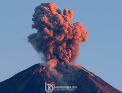 Gunung Semeru Kembali Beraktivitas, Tercatat Empat Kali Erupsi Beruntun Pagi Ini