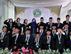 foto peserta pelepasan bersama kepala sekolah dan pengawas