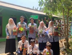Mahasiswa PPL UNIRA Malang Sulap Barang Bekas Jadi Pot Hias, Hijaukan Taman SMPN 2 Pakisaji