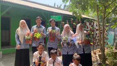 Mahasiswa PPL UNIRA Malang Sulap Barang Bekas Jadi Pot Hias, Hijaukan Taman SMPN 2 Pakisaji